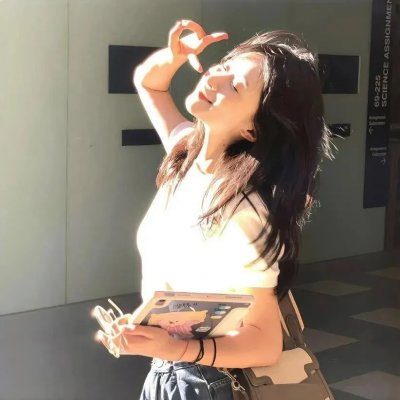 给小酒馆女子喝高杯酒